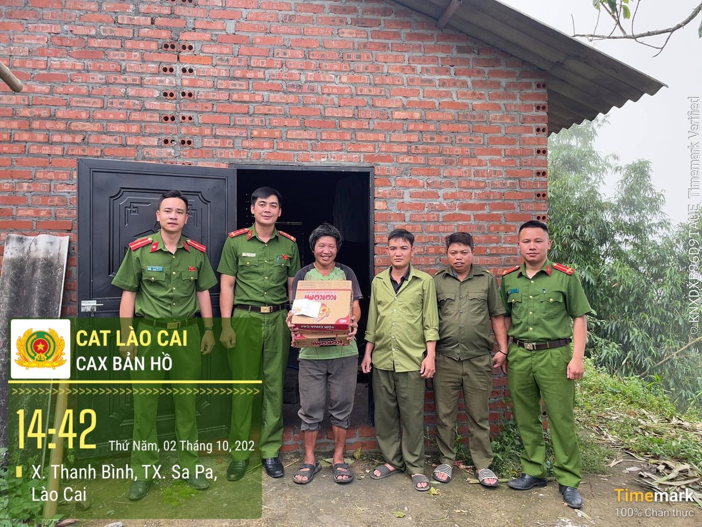 Công an xã Bản Hồ hỗ trợ nhu yếu phẩm cho hộ dân bị thiệt hại do thiên tai. 557625814-1332699422199453-3008051430294305937-n.jpg