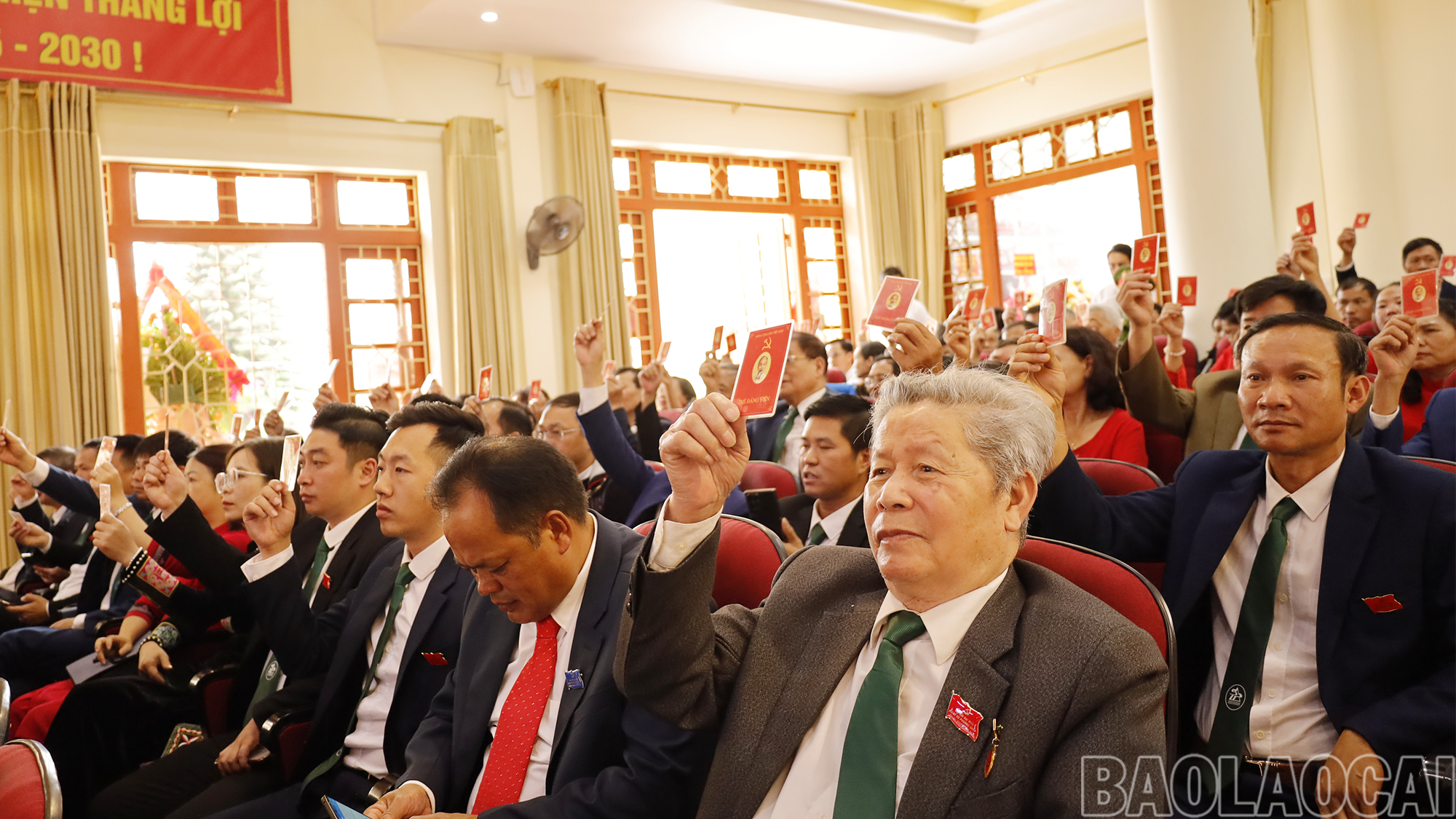 Các đại biểu biểu quyết thông qua Nghị quyết Đại hội. mg-2730.png
