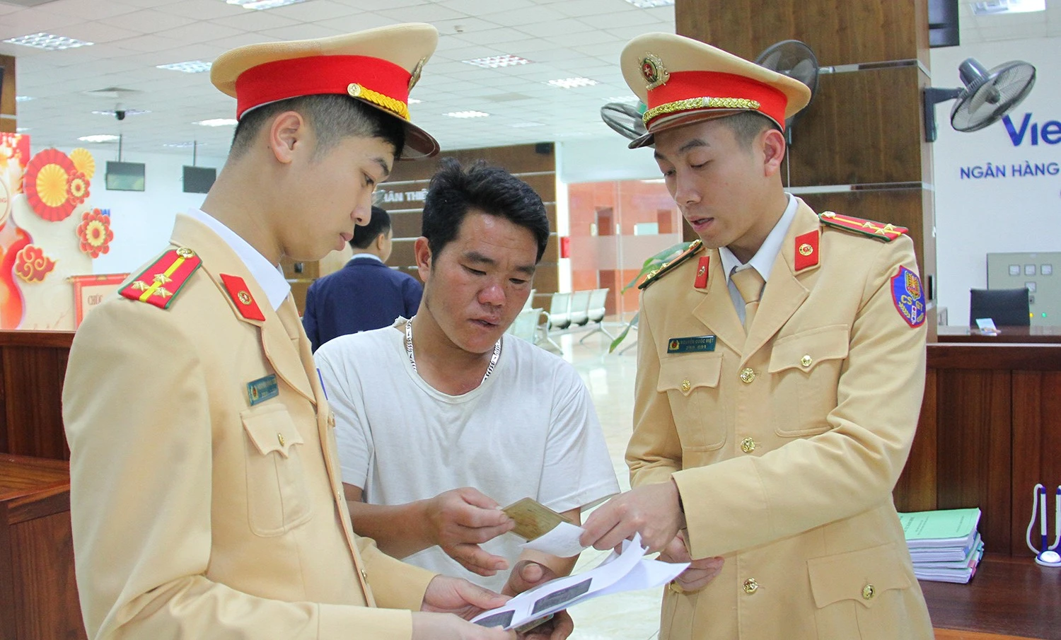 anh-3-can-bo-phong-canh-sat-giao-thong-huong-dan-nguoi-dan-khai-bao-thu-tuc-cap-doi-giay-phep-lai-xe-truc-tuyen.jpg