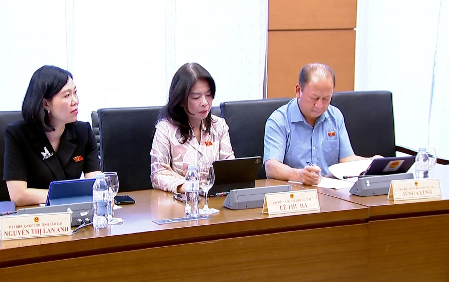 Các đại biểu Đoàn đại biểu Quốc hội tỉnh Lào Cai tham gia phiên thảo luận tại tổ chiều 10/5. (ảnh quochoi.vn) lc-3449.jpg