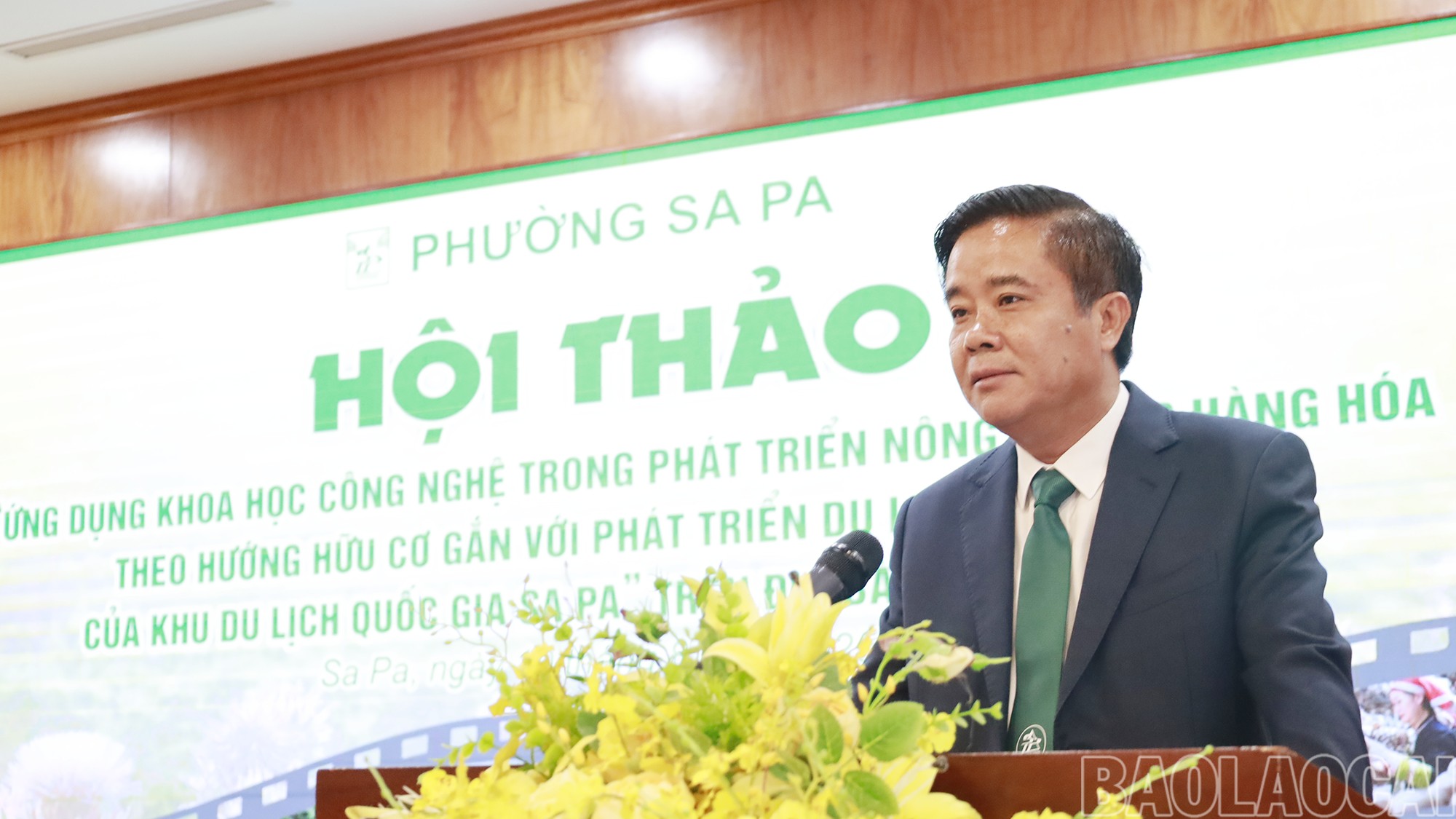 Đồng chí Phan Đăng Toàn - Tỉnh ủy viên, Bí thư Đảng ủy, Chủ tịch HĐND phường Sa Pa phát biểu tại Hội thảo. mg-2262.png