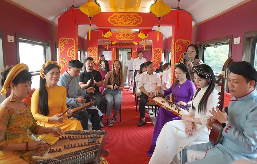 Biểu diễn nghệ thuật trên chuyến tàu “di sản miền Trung” kết nối Huế - Đà Nẵng. Biểu diễn nghệ thuật trên chuyến tàu “di sản miền Trung” kết nối Huế - Đà Nẵng.