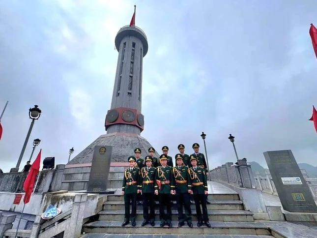 Thượng cờ tại Cột cờ Quốc gia Lũng Cú.