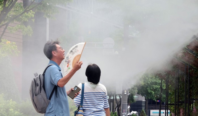 Một người đàn ông dùng quạt để làm mát trong thời tiết nóng tại thủ đô Seoul - Hàn Quốc hôm 1-7. Ảnh: YONHAP Một người đàn ông dùng quạt để làm mát trong thời tiết nóng tại thủ đô Seoul - Hàn Quốc hôm 1-7. Ảnh: YONHAP