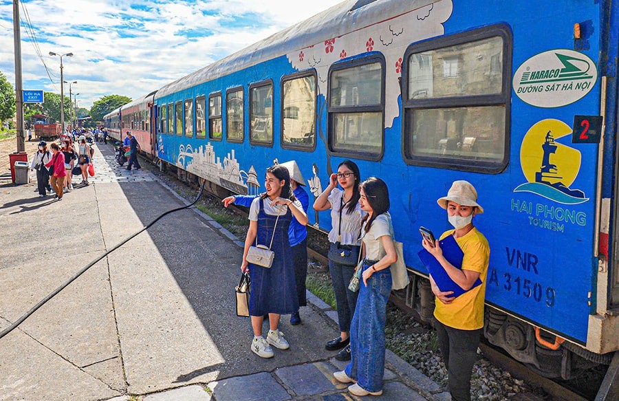 Các chuyến tàu tuyến Hà Nội - Hải Phòng luôn đông khách vào dịp cuối tuần. Các chuyến tàu tuyến Hà Nội - Hải Phòng luôn đông khách vào dịp cuối tuần.