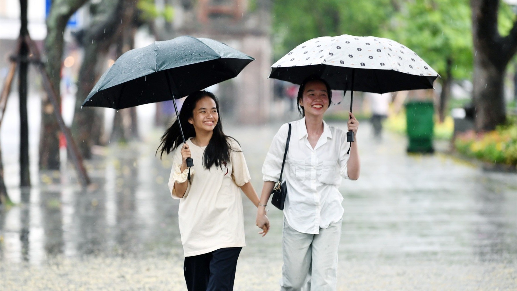 Thời tiết Hà Nội giảm mưa lớn, trời dịu mát. 2025-nhieu-noi-tren-ca-nuoc-co-mua-ha-noi-diu-mat-31-do-112103-5546.jpg