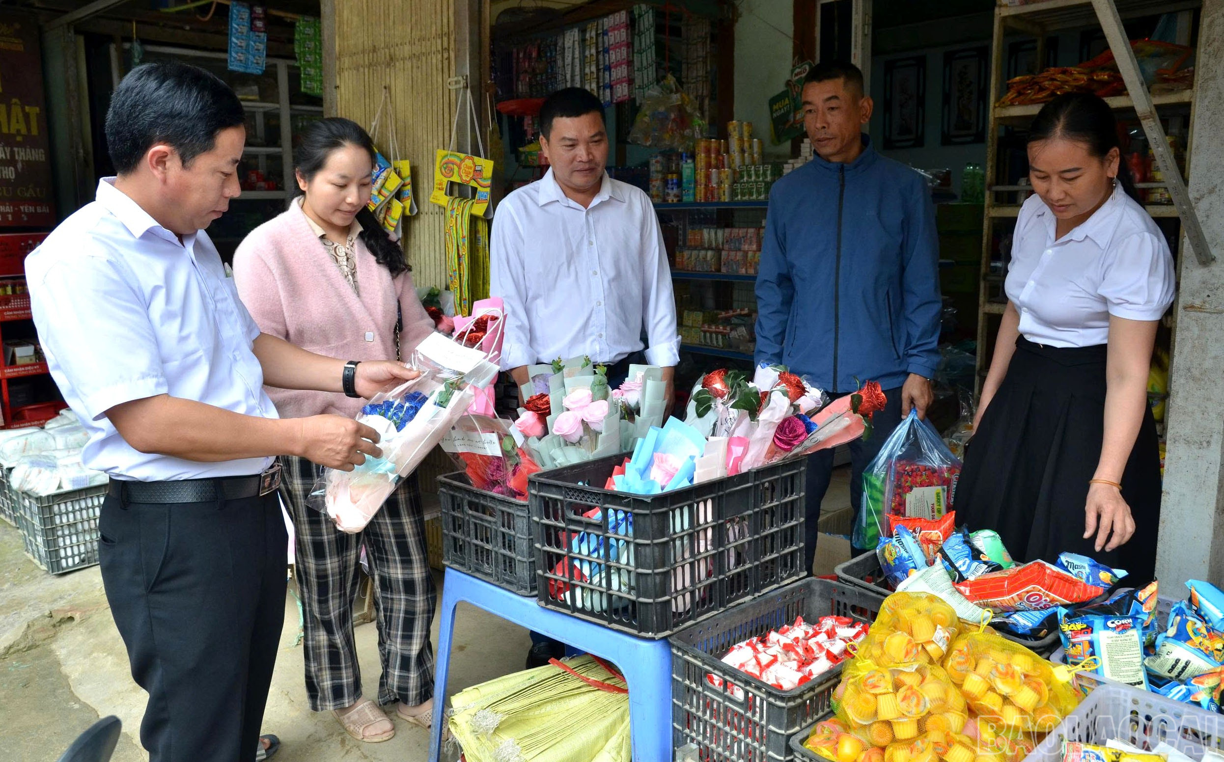 Nhiều hộ gia đình ở xã Nậm Có đã có thu nhập trên 100 triệu đồng mỗi năm từ kinh doanh hàng tạp hóa kết hợp trồng rừng, phát triển chăn nuôi.