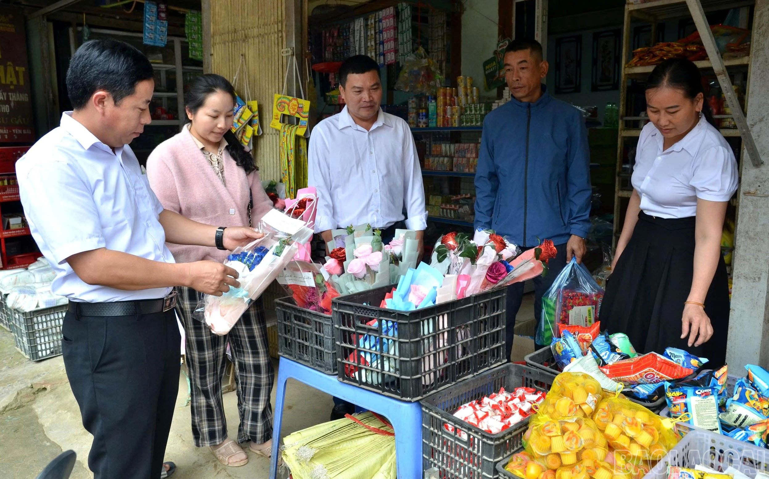 Nhiều hộ gia đình ở xã Nậm Có đã có thu nhập trên 100 triệu đồng mỗi năm từ kinh doanh hàng tạp hóa kết hợp trồng rừng, phát triển chăn nuôi.