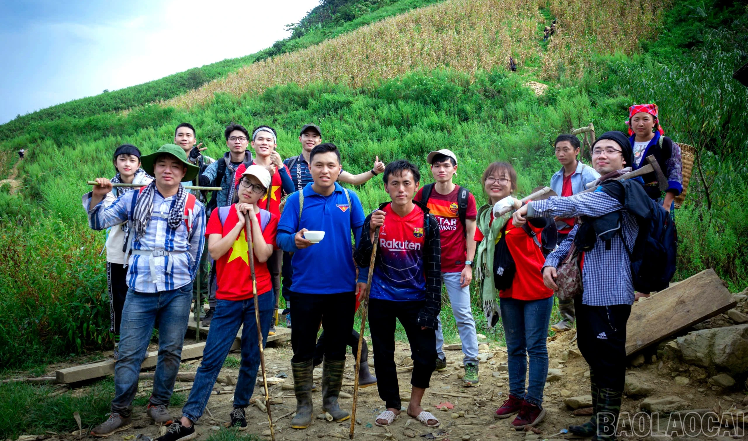 6 tháng đầu năm 2026, xã Nậm Có đón trên 25.000 lượt khách, doanh thu du lịch đạt trên 34 tỷ đồng. (Trong ảnh: Anh Hờ A Hồng đưa đoàn du khách trải nghiệm tour leo núi chinh phục đỉnh Lùng Cúng).