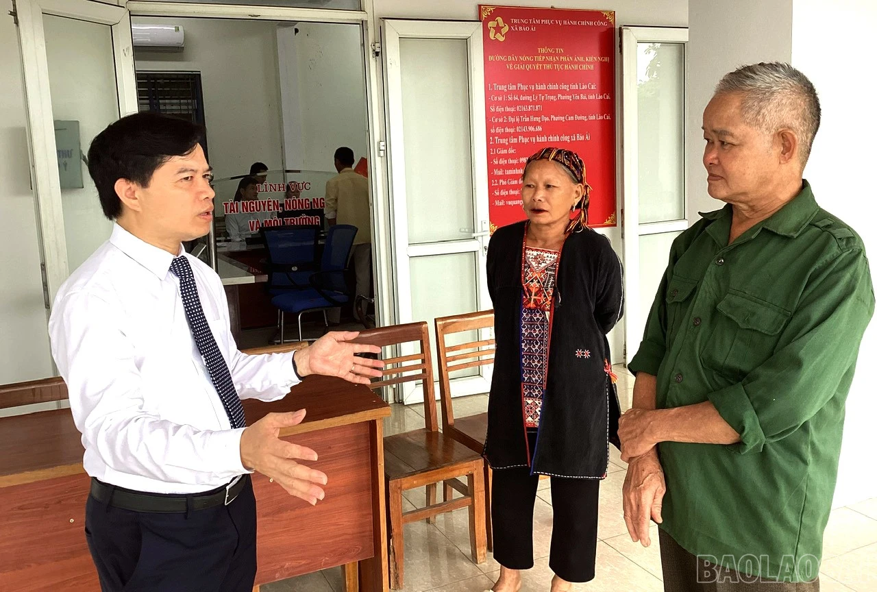 Lãnh đạo xã Bảo Ái nắm tâm tư của người dân khi đến thực hiện thủ tục hành chính tại Trung tâm Phục vụ hành chính công xã.