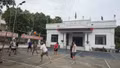 Người dân luyện tập thể dục, thể thao tại sân nhà văn hóa khu dân cư