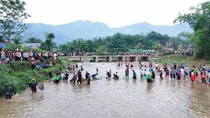 Trải nghiệm bắt cá trên suối Nặm Luông
