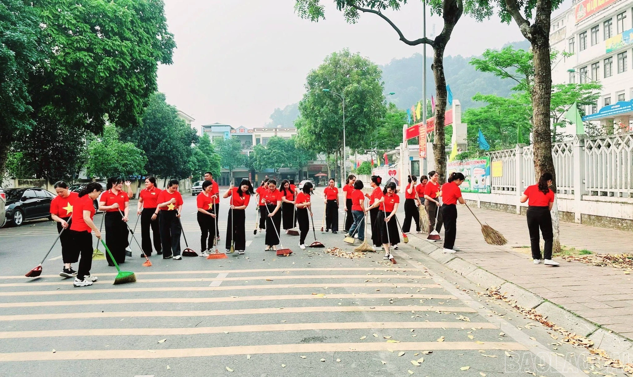 Giáo viên nhà trường tham gia vệ sinh khuôn viên và các tuyến đường xung quanh.