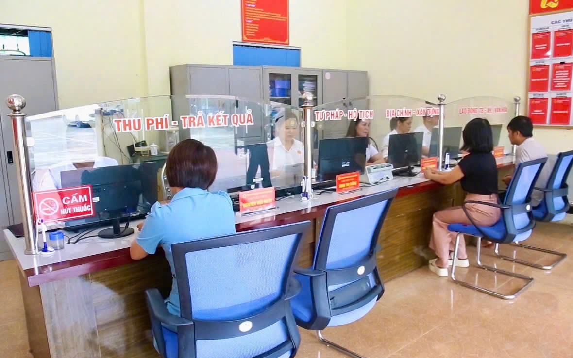 Người dân đến phường Văn Phú làm TTHC về đất đai. z6957579206429-05ff8b84c93f1844a940641169b83404.jpg