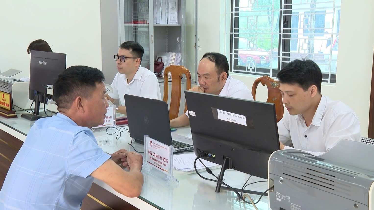 Phường Cam Đường tiếp nhận và giải quyết TTHC cho người dân. z6957586009607-a79a648594b0ca47fd963416c2ac1fd6.jpg