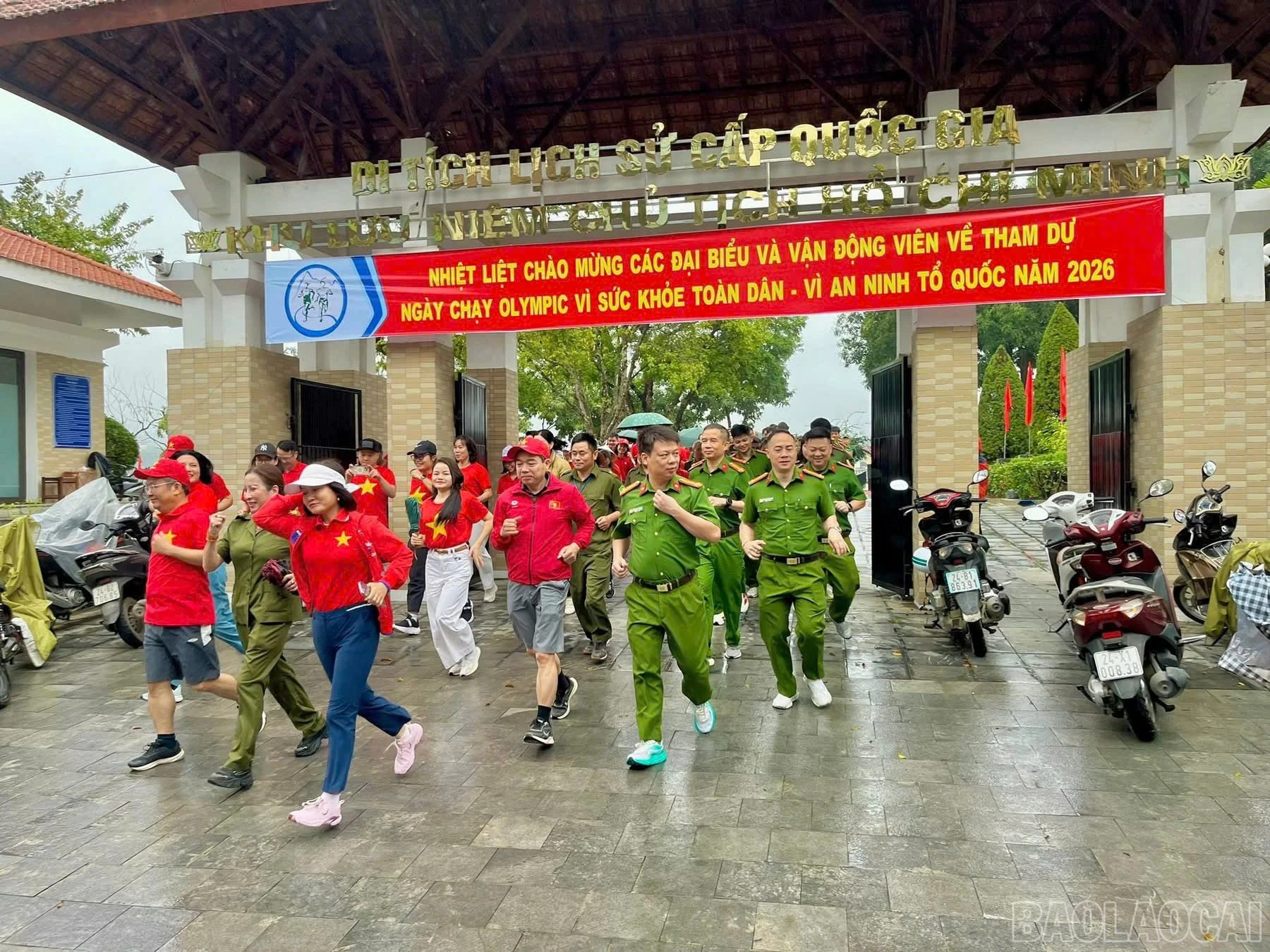 Các đại biểu và người dân tham gia chạy hưởng ứng.