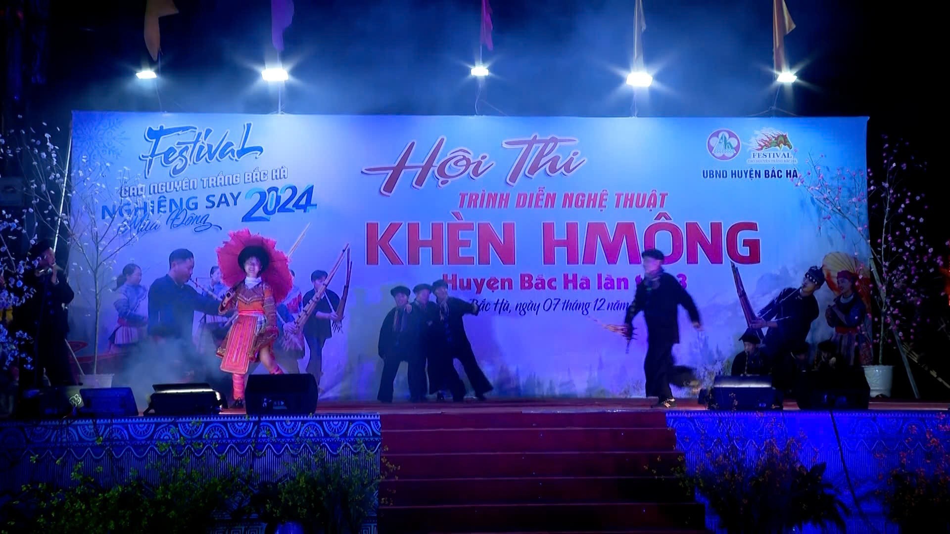 Giai điệu khèn Mông say đắm lòng người bởi những cô gái, chàng trai Mông thể hiện những tinh hoa văn hóa của dân tộc mình. z7121125301653-92bd0c861fed0d5964cdf0ce4a8afe28.jpg