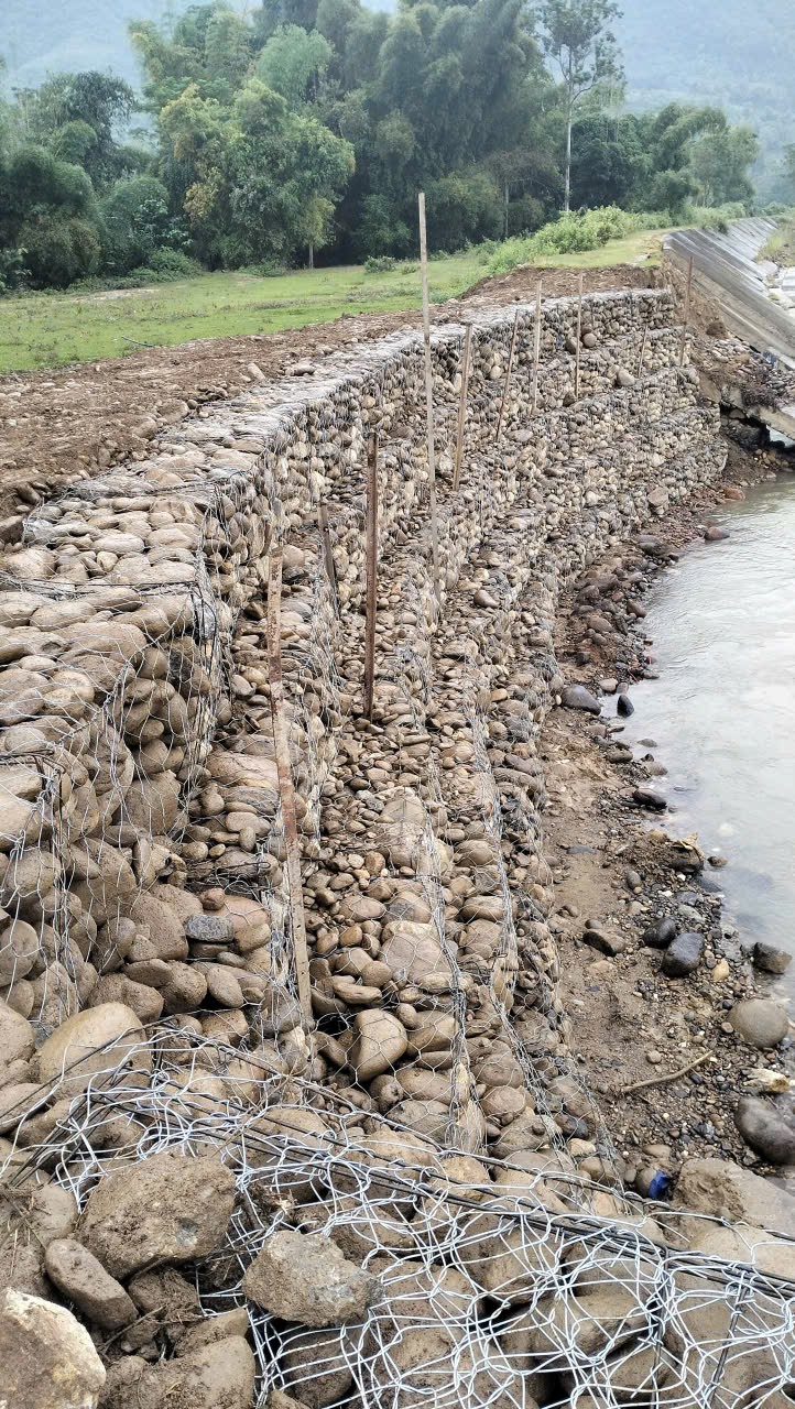 Some landslides at Thia stream have been temporarily repaired with stone gabion embankments. ke.jpg