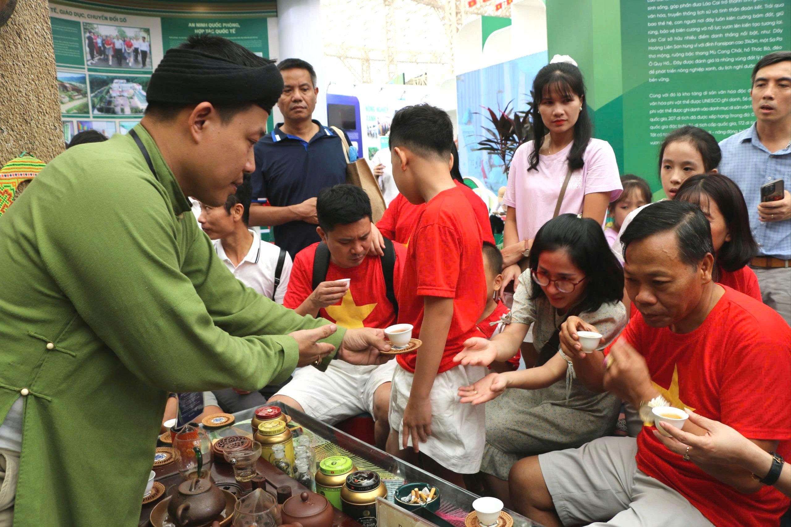 Không gian trà Suối Giàng được tái hiện tại triển lãm, thu hút nhiều người đến trải nghiệm và thưởng thức hương vị đặc biệt của trà Shan tuyết cổ thụ. a5-3483.jpg