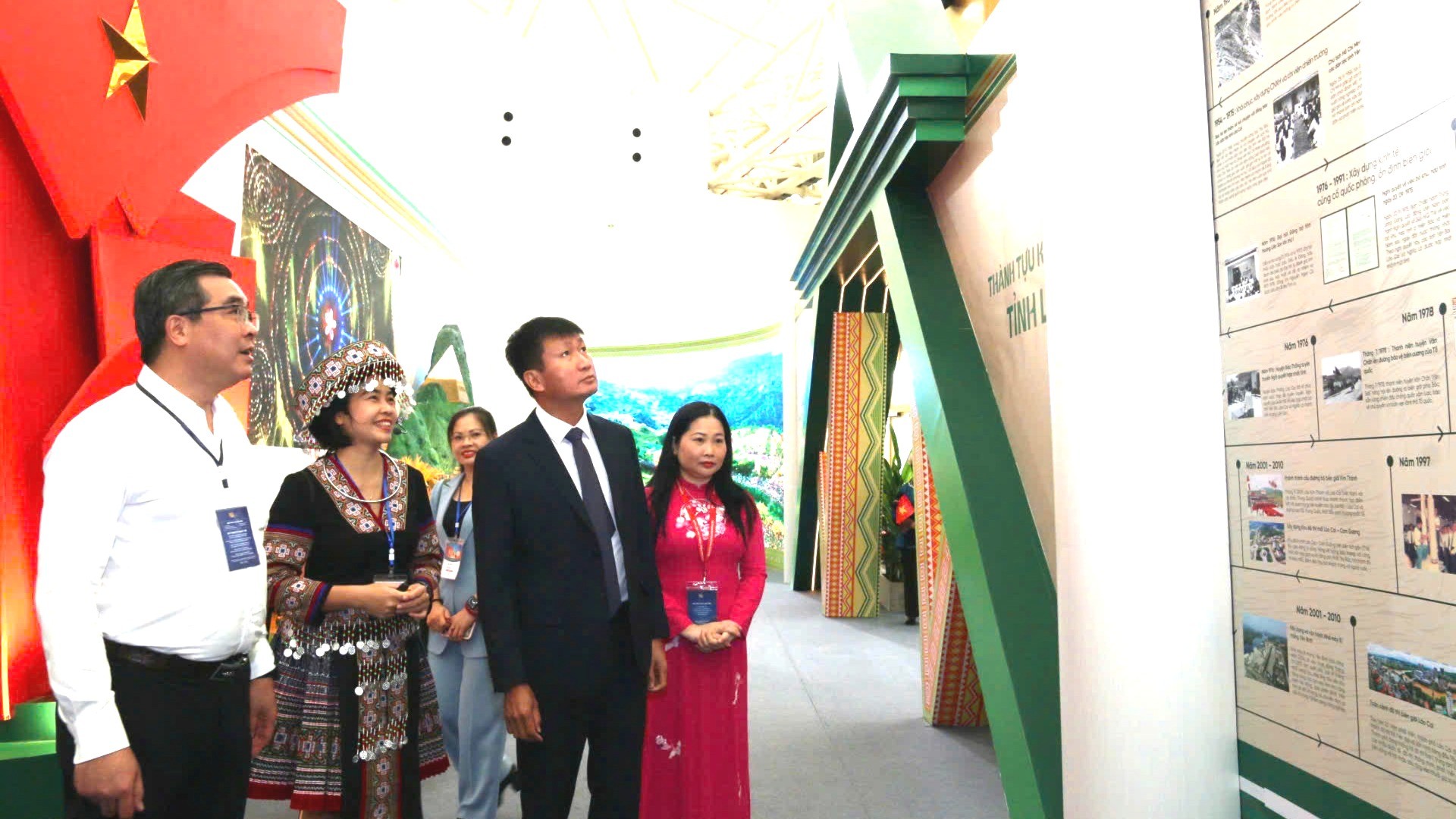 Các đồng chí lãnh đạo tỉnh tham quan gian trưng bày thành tựu kinh tế.- xã hội tỉnh Lào Cai qua các thời kỳ. anh-9-9321.jpg