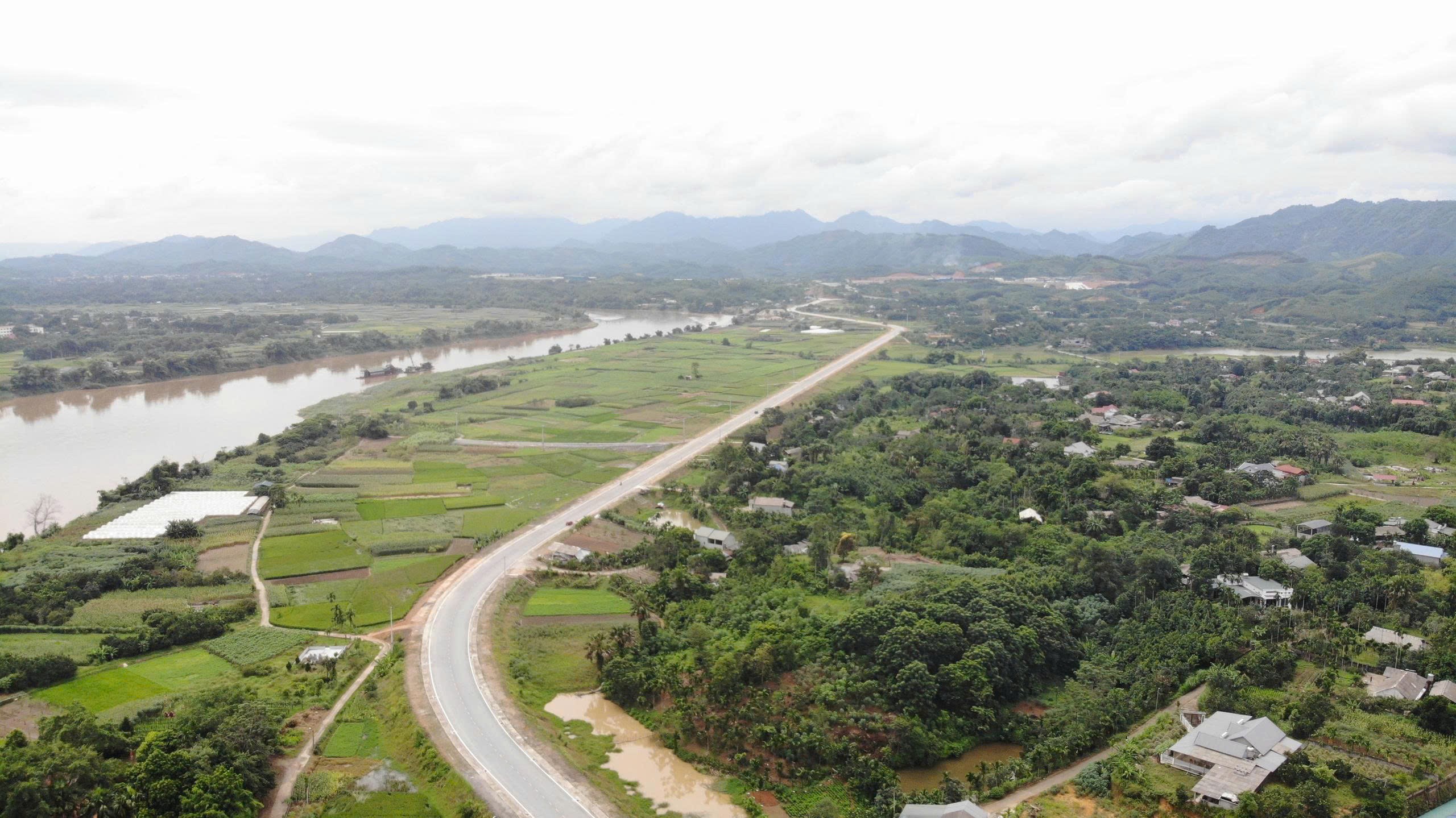 Hệ thống giao thông trên địa bàn tỉnh ngày càng đồng bộ, hiện đại. z7116668895206-a066e8e8a2901d030c159bb7a46d7e15.jpg