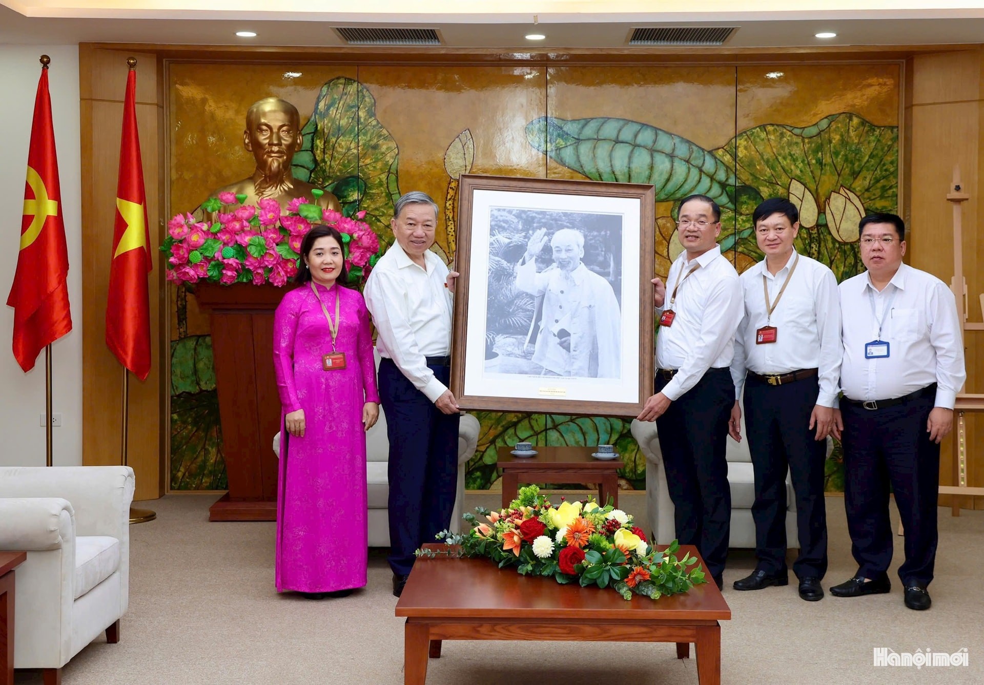 Tổng Bí thư Tô Lâm tặng Đảng ủy phường Đống Đa bức ảnh Bác Hồ. Ảnh: Viết Thành Tổng Bí thư Tô Lâm tặng Đảng ủy phường Đống Đa bức ảnh Bác Hồ. Ảnh: Viết Thành