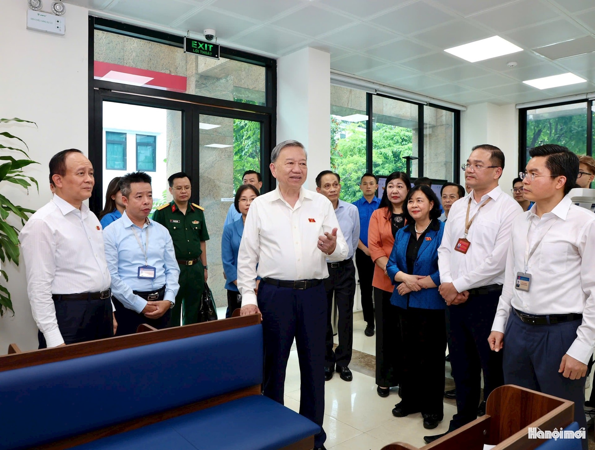 Tổng Bí thư Tô Lâm tham quan Điểm phục vụ hành chính công phường Đống Đa Tổng Bí thư Tô Lâm tham quan Điểm phục vụ hành chính công phường Đống Đa