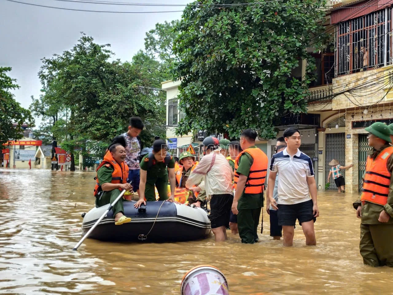Các lực lượng chức năng hỗ trợ người dân di dời khỏi khu vực nguy hiểm.