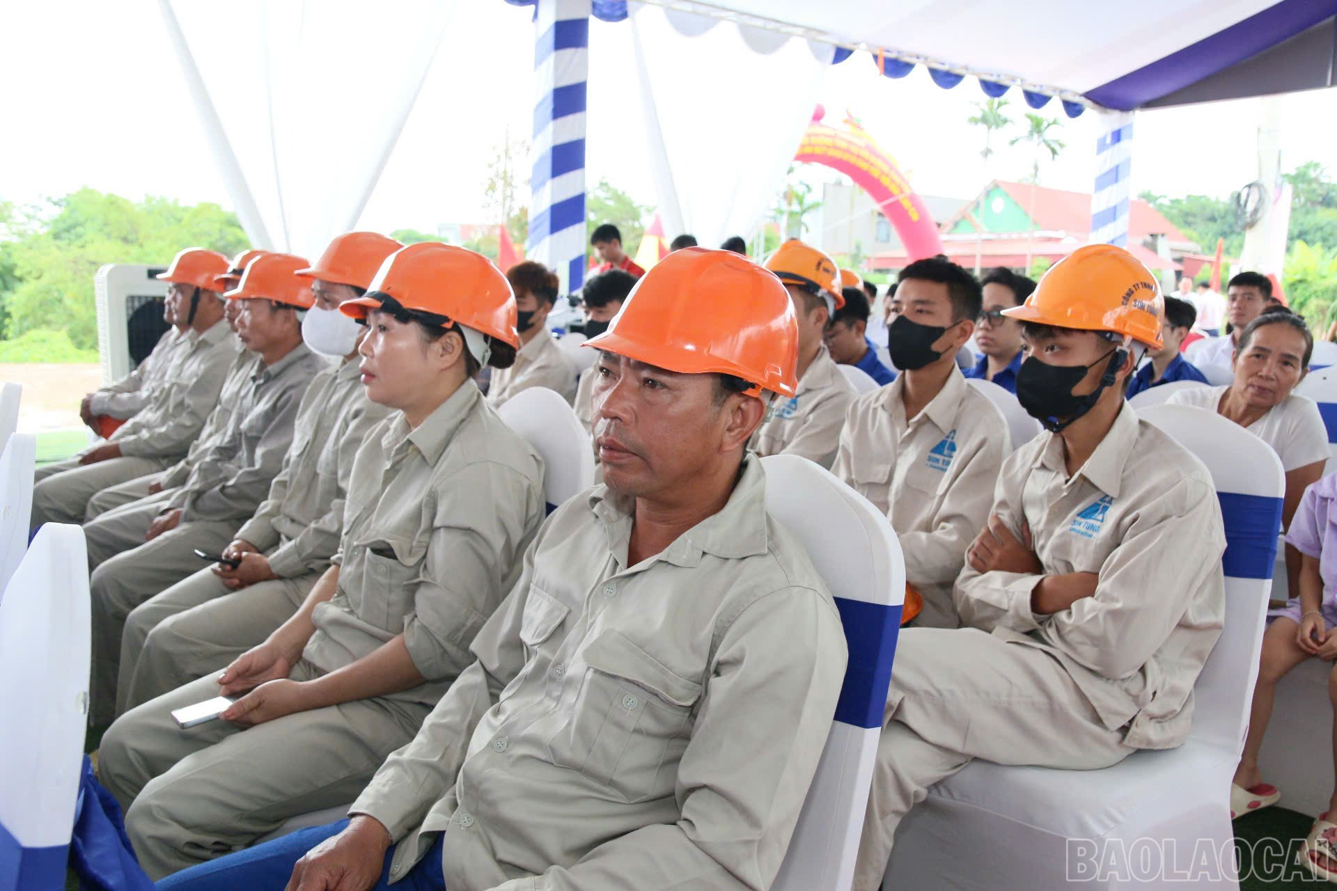 Đông đảo người dân địa phương và người lao động tham dự lễ khánh thành. baolaocai-br_z7055215222968-8501112b383ec70eaf8b5f5de38ef0d5.jpg