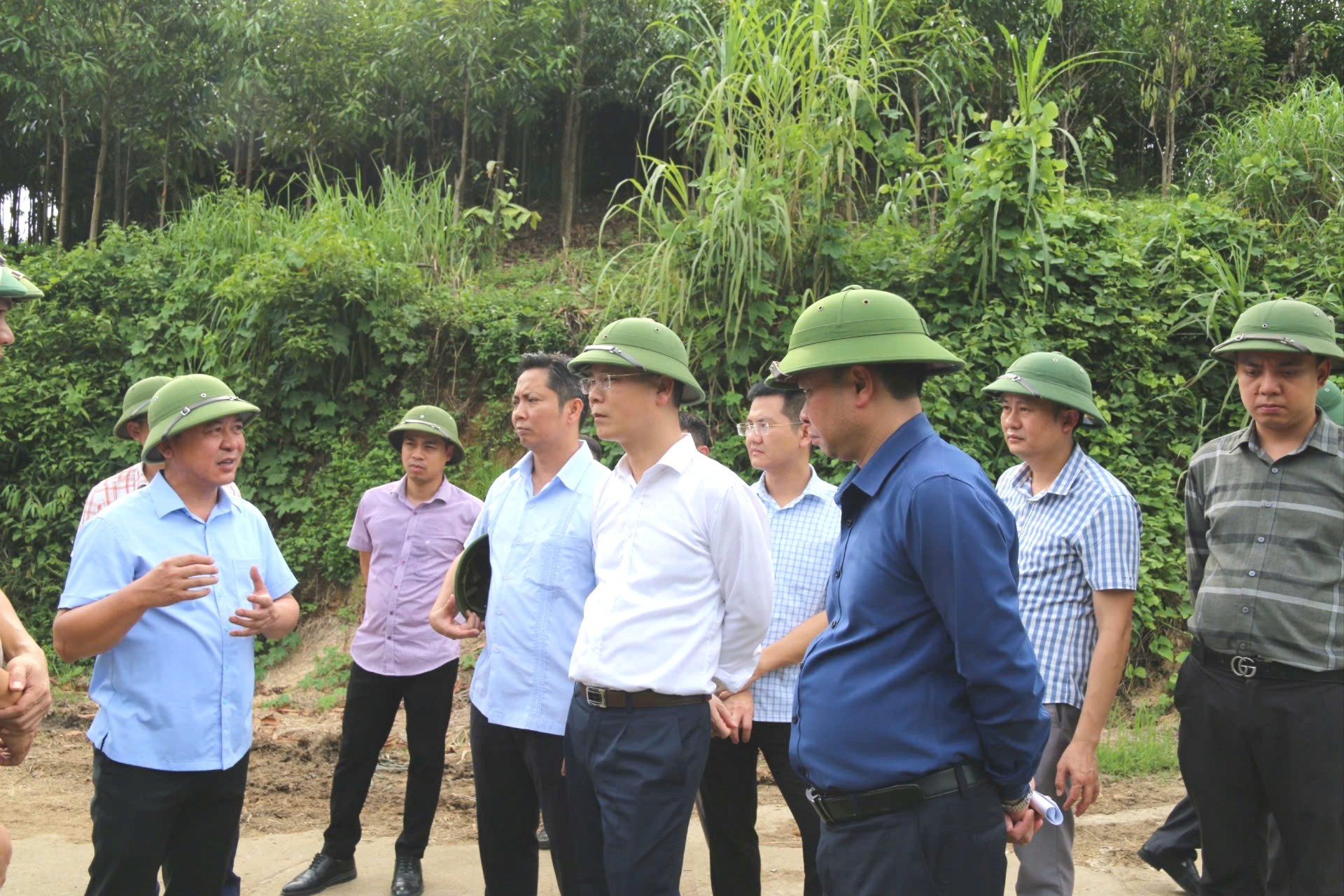 Đồng chí Phó Chủ tịch UBND tỉnh Nguyễn Thành Sinh kiểm tra khu vực dự kiến quy hoạch xây dựng nghĩa trang tại thôn An Khang, xã Đông Cuông. a5-2988.jpg