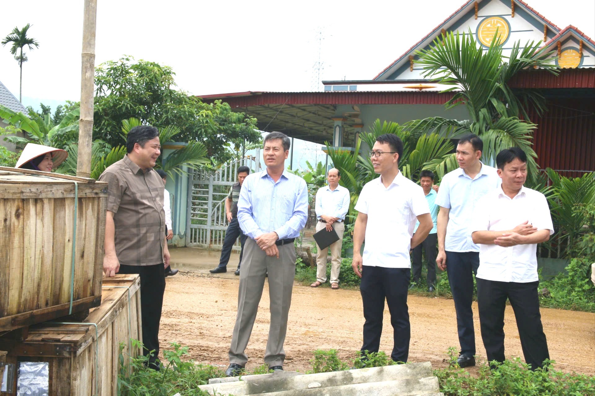 Đồng chí Phó Chủ tịch UBND tỉnh Ngô Hạnh Phúc cùng Đoàn công tác kiểm tra địa điểm dự kiến xây dựng khu tái định cư cho người dân tại xã Mường Lai. z6809548359094-6581155b2513e35a48ff4aea8f596a0b-8140.jpg