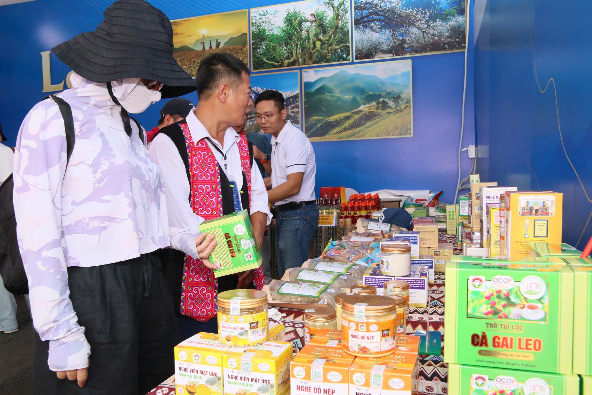 តូបលក់អាហារនៅខេត្ត Lao Cai តែងតែមានអ្នកដើរទិញឥវ៉ាន់ច្រើនកុះករ។ z6960593734113-a56e2d12b5508ef757dbe578404a2f49.jpg