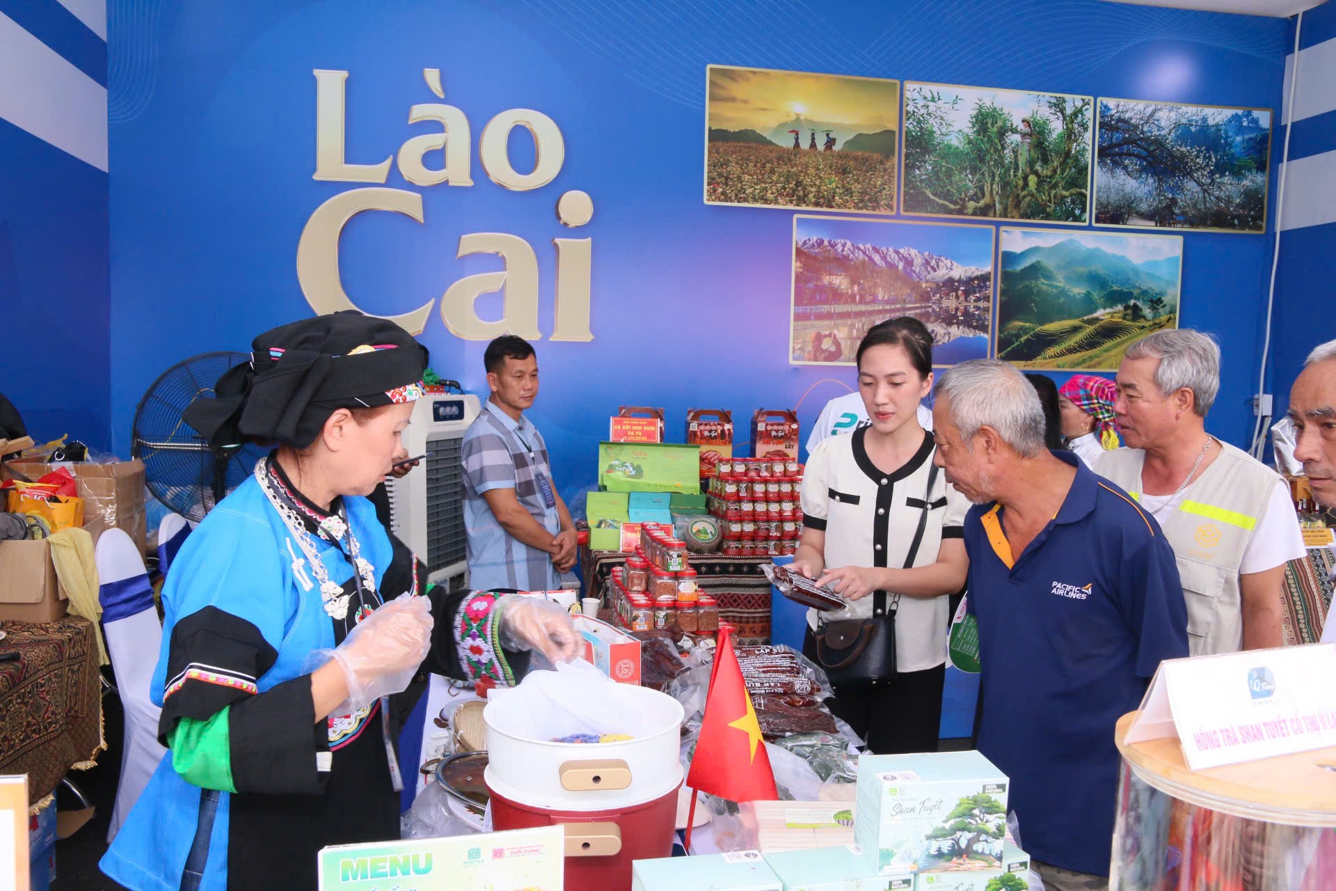 អង្ករដំណើបប្រាំពណ៌ត្រូវបានមនុស្សជាច្រើនស្វែងរកយកទៅផ្ទះ។ z6960593740569-6eecd2f7a051ffcf972a8c2f43653b53.jpg