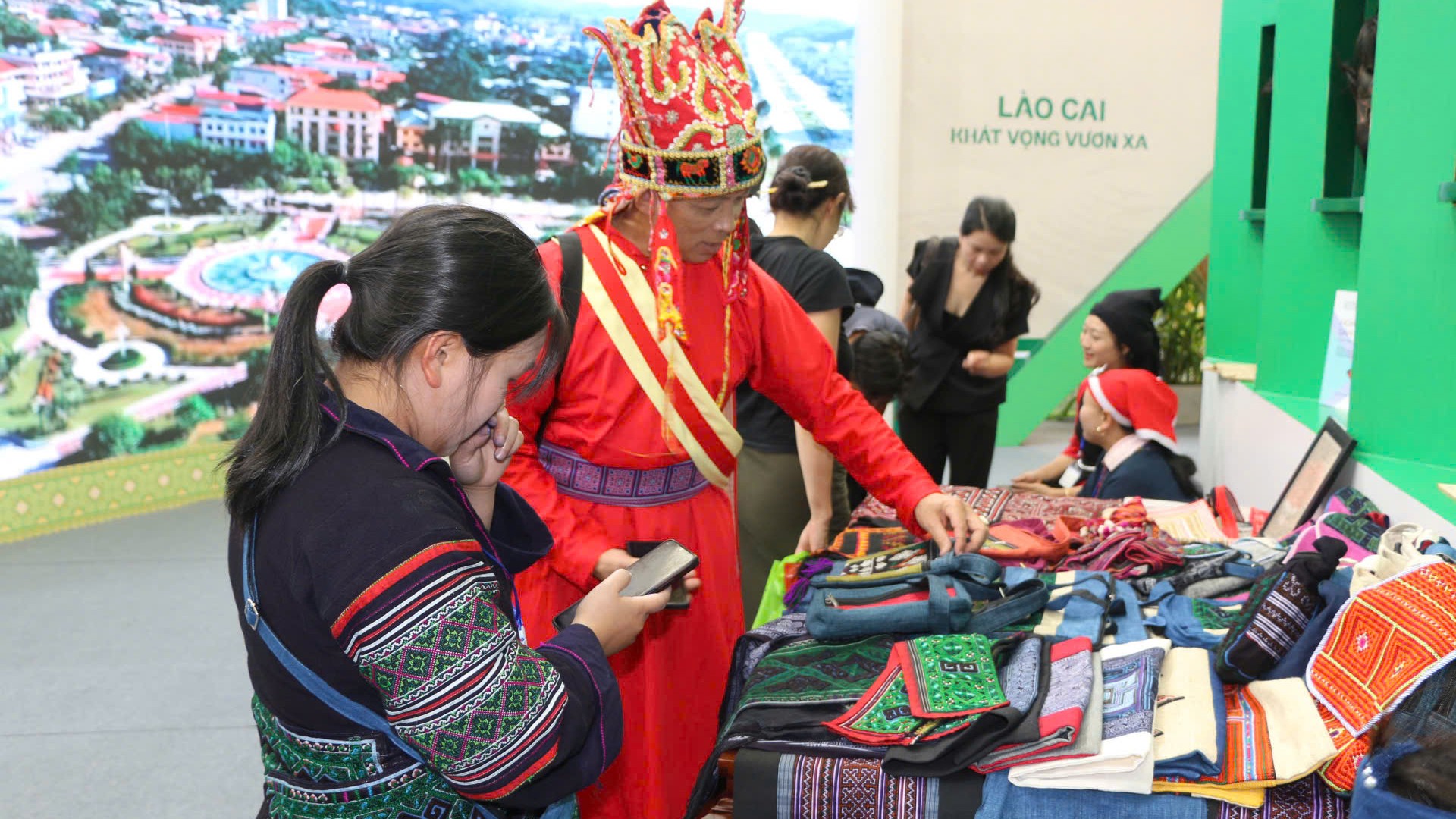 Du khách tham quan, trải nghiệm tại gian trưng bày của tỉnh Lào Cai. anh-18.jpg