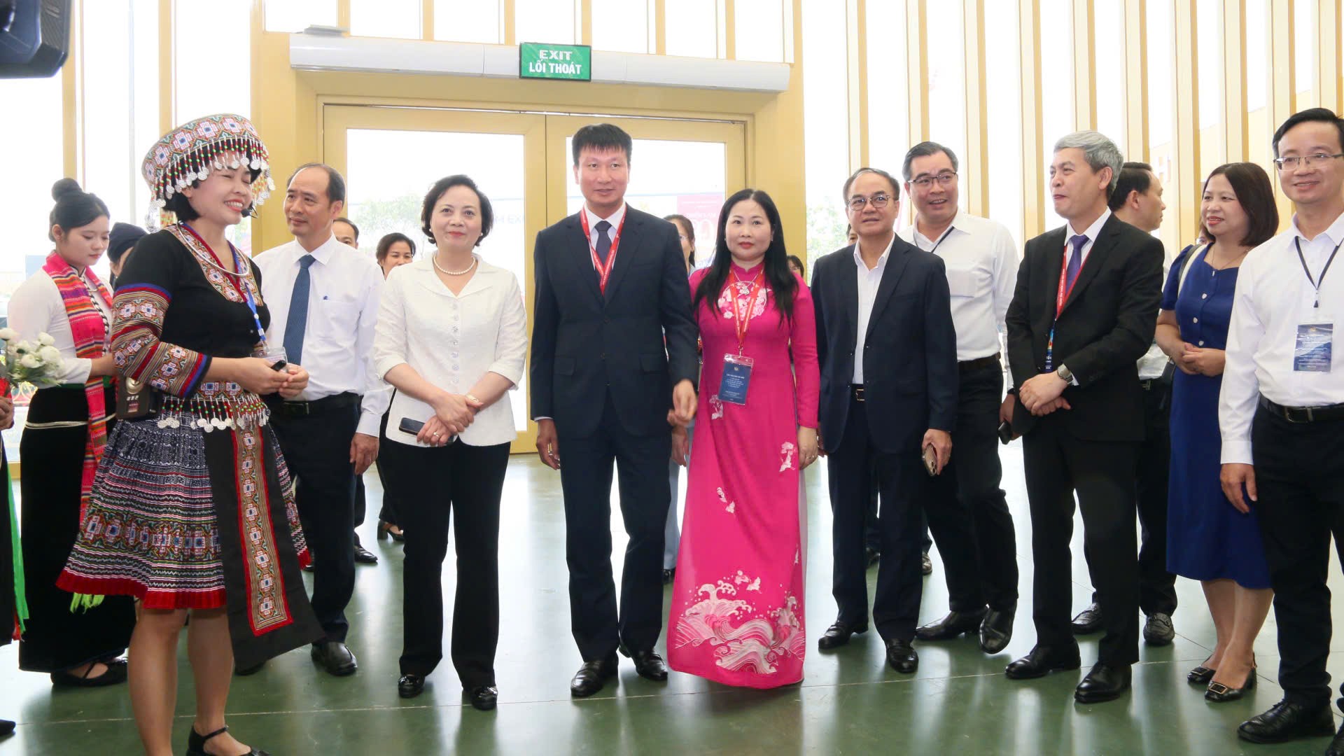 Đồng chí Bộ trưởng Bộ Nội vụ Phạm Thị Thanh Trà và các đồng chí lãnh đạo tỉnh Lào Cai tham quan gian trưng bày tại triển lãm. anh-3.jpg