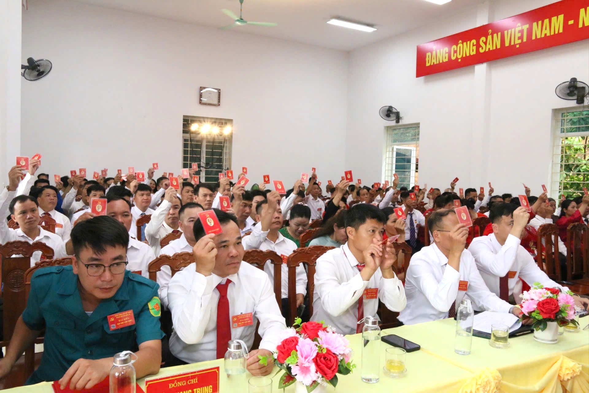 Các đảng viên biểu quyết thông qua Nghị quyết Đại hội. bieu-quyet-1007.jpg