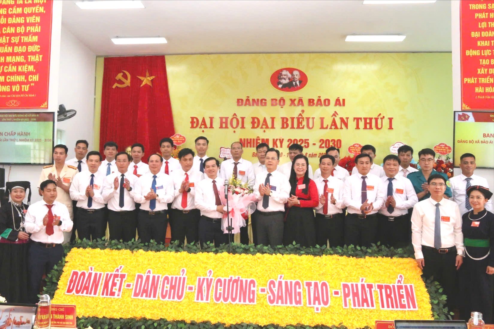 Đồng chí Nguyễn Thành Sinh - Phó Chủ tịch UBND tỉnh và lãnh đạo các sở, ngành tặng hoa chúc mừng Ban Chấp hành Đảng bộ xã Bảo Ái nhiệm kỳ 2025 - 2030. tang-hoa1-9770.jpg