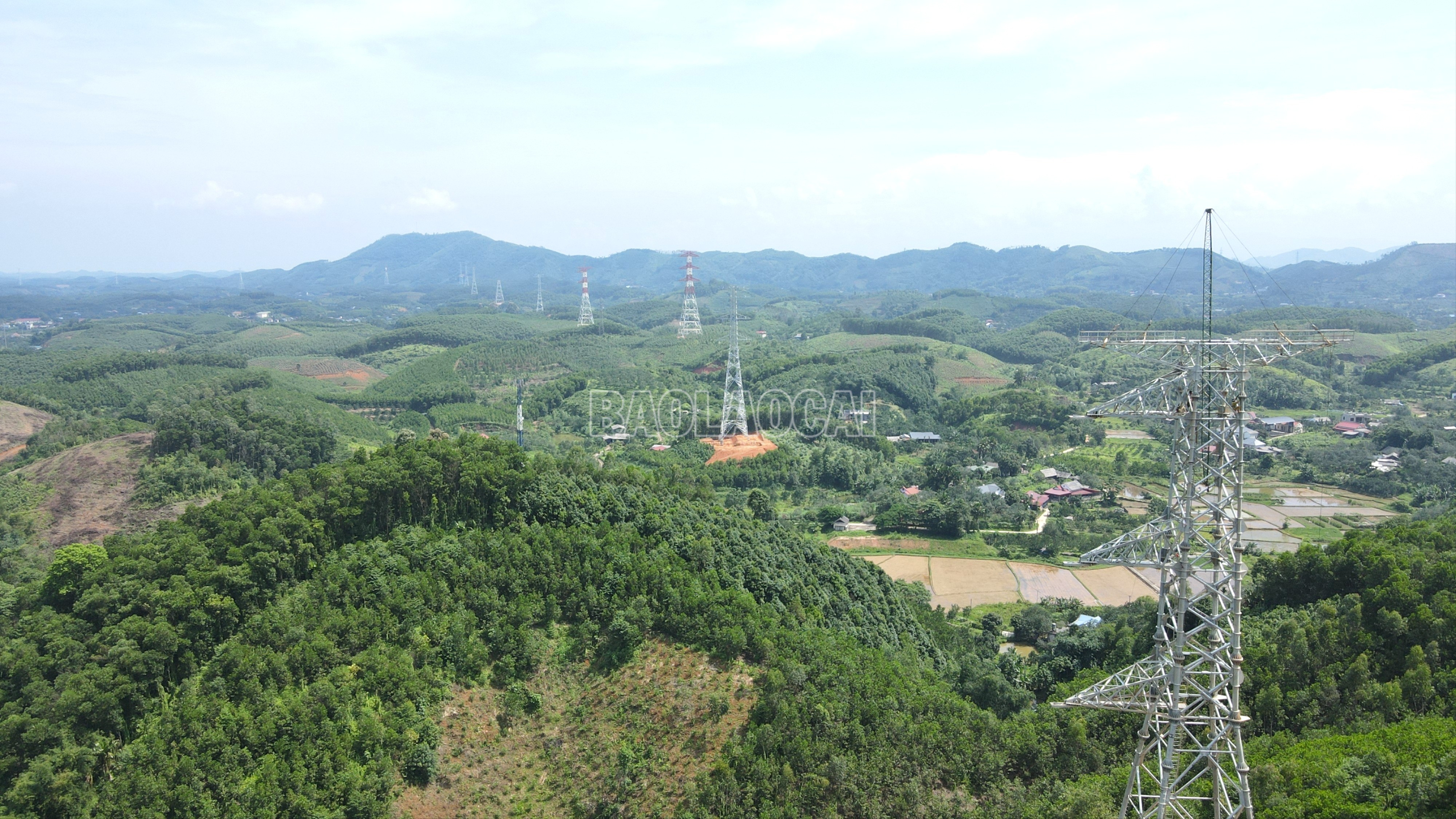ប្រព័ន្ធបង្គោលខ្សែភ្លើង 500kV ឆ្លងកាត់ឃុំថាក់បា។ baolaocai-c_anh-cot-dien-1819.jpg