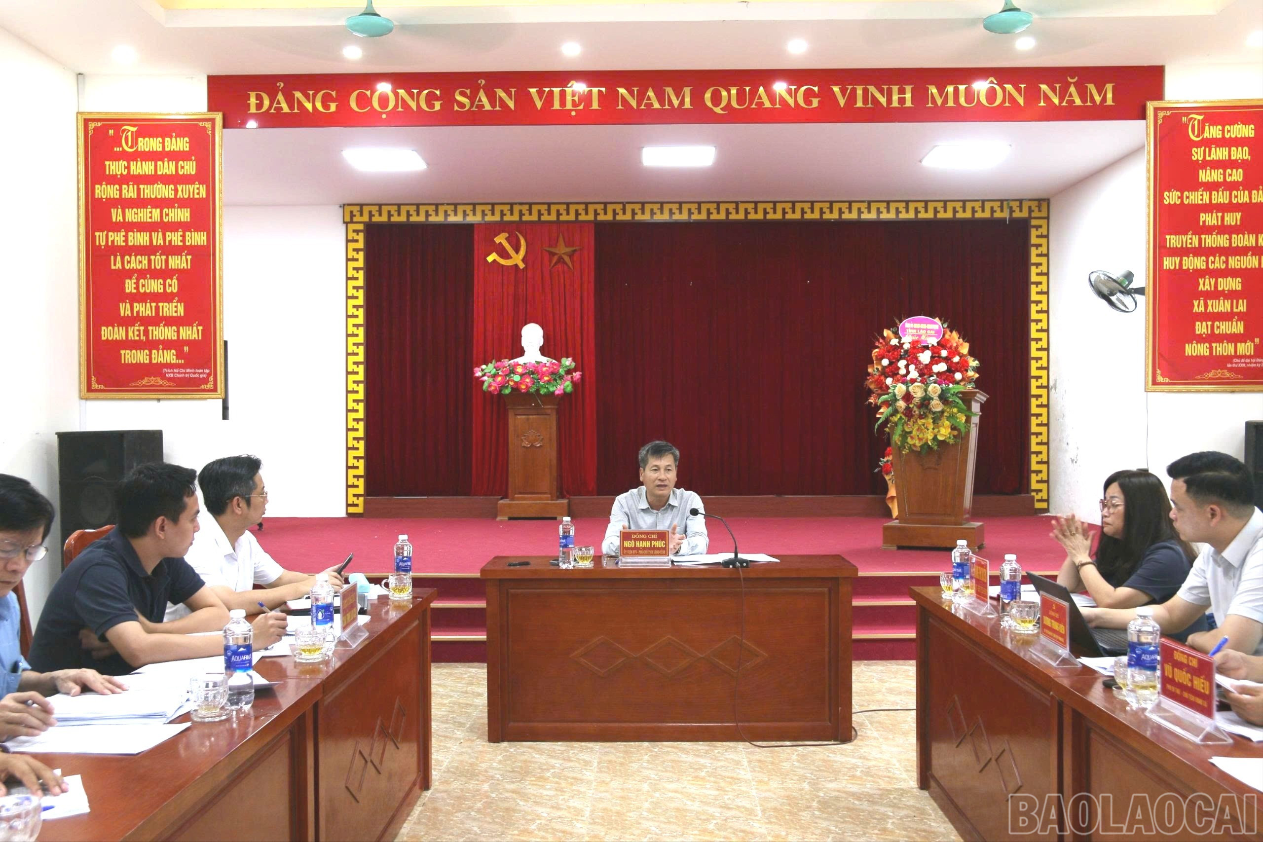 សមមិត្ត Ngo Hanh Phuc អនុប្រធានគណៈកម្មាធិការប្រជាជនខេត្ត បានដឹកនាំកិច្ចប្រជុំការងារជាមួយឃុំ Cam Nhan និង Yen Thanh និងភាគីពាក់ព័ន្ធក្នុងឃុំ Yen Thanh។ baolaocai-br_anh-phuc-5820.jpg