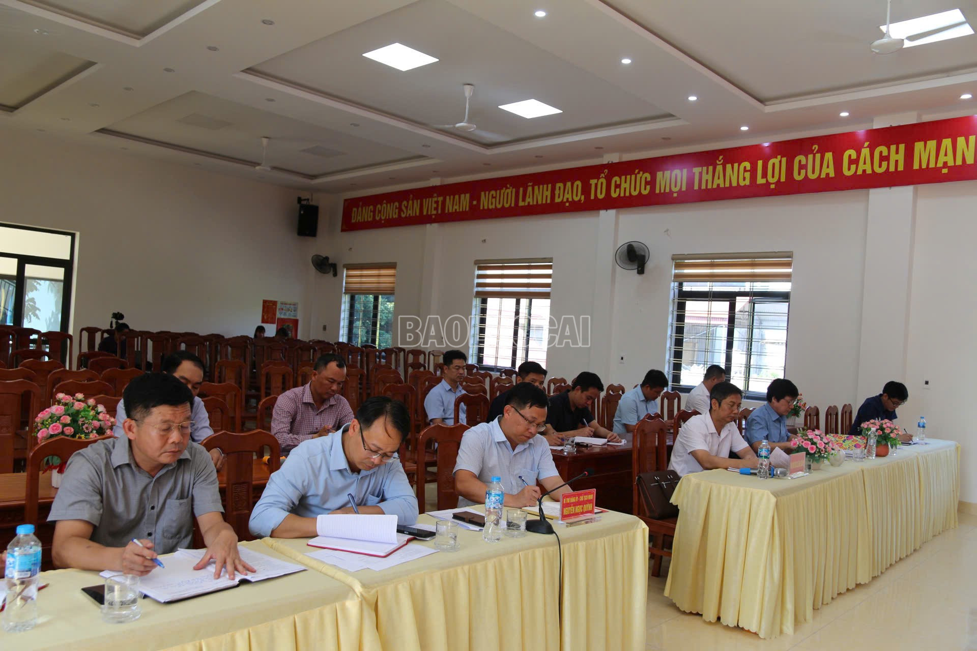 គណៈប្រតិភូបានចូលរួមកិច្ចប្រជុំការងារនៅឃុំថាក់បា។ baolaocai-c_z6807385290797-97b6070c041621e6b8f73cb7e6b123ee.jpg