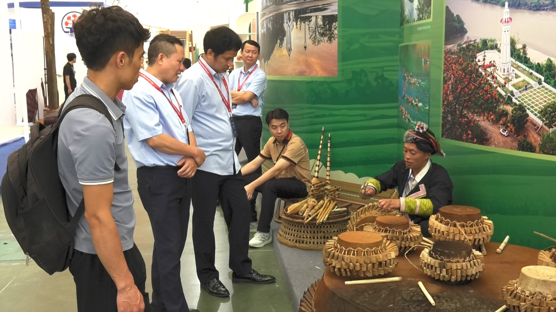 Du khách theo dõi trình diễn làm trống của người Dao đỏ. anh-37.jpg