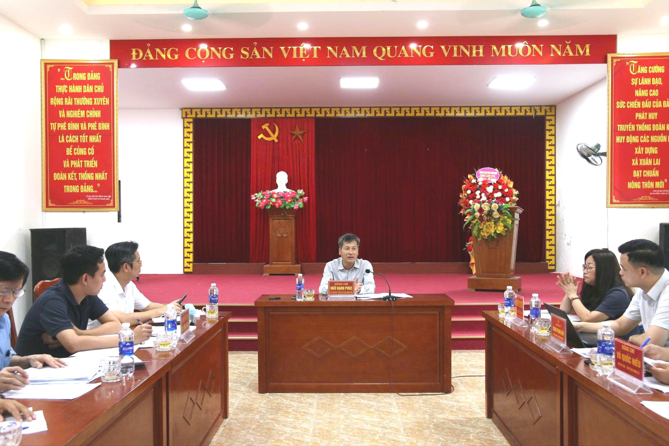 សមមិត្ត Ngo Hanh Phuc - អនុប្រធានគណៈកម្មាធិការប្រជាជនខេត្ត បានដឹកនាំកិច្ចប្រជុំការងារជាមួយមូលដ្ឋានចំនួន២ និងភាគីពាក់ព័ន្ធនៅឃុំ Yen Thanh។ anh-phuc-5820.jpg
