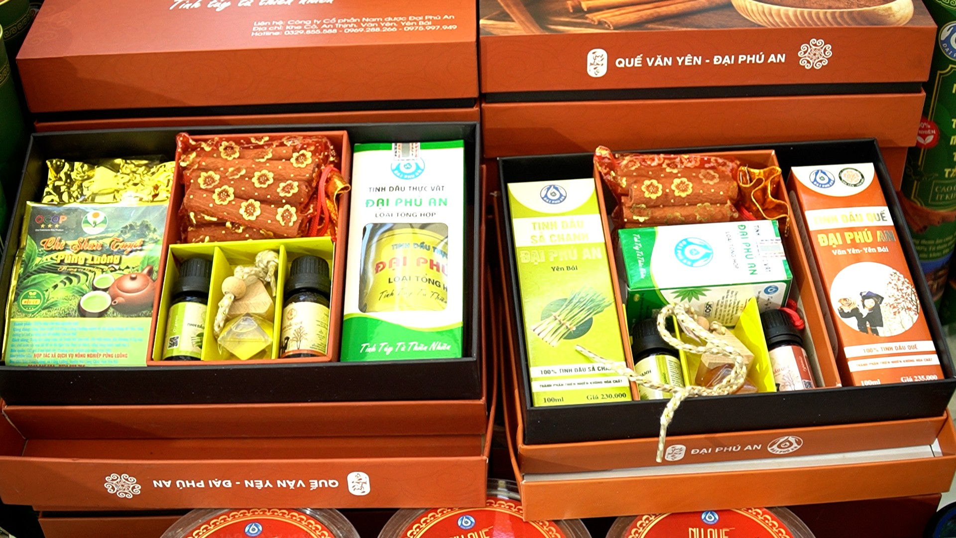 Hàng trăm sản phẩm OCOP của 24 doanh nghiệp và hợp tác xã tỉnh Lào Cai được trưng bày tại Hội chợ Mùa Thu 2025. anh-hoi-cho-9.jpg