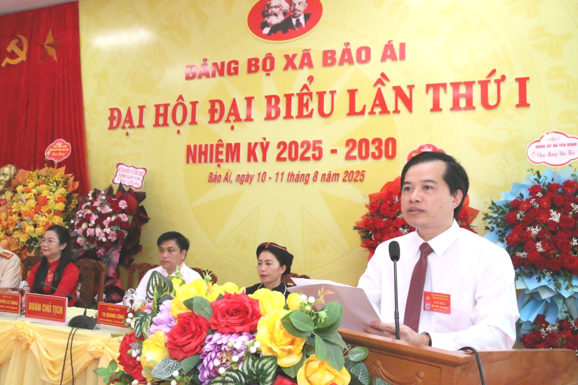 Đồng chí Nguyễn Lê Dũng - Bí thư Đảng ủy xã Bảo Ái phát biểu khai mạc Đại hội. dung-8052.jpg