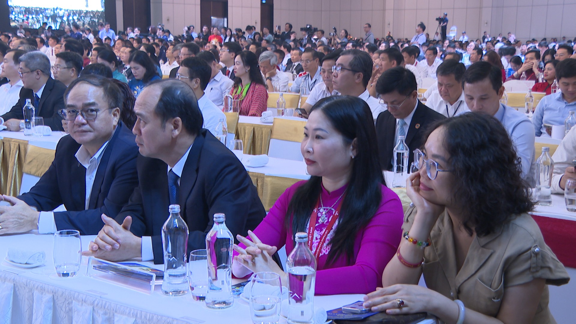 Đồng chí Vũ Thị Hiền Hạnh - Phó Chủ tịch UBND tỉnh tham dự lễ khai mạc triển lãm. anh-hanh.jpg
