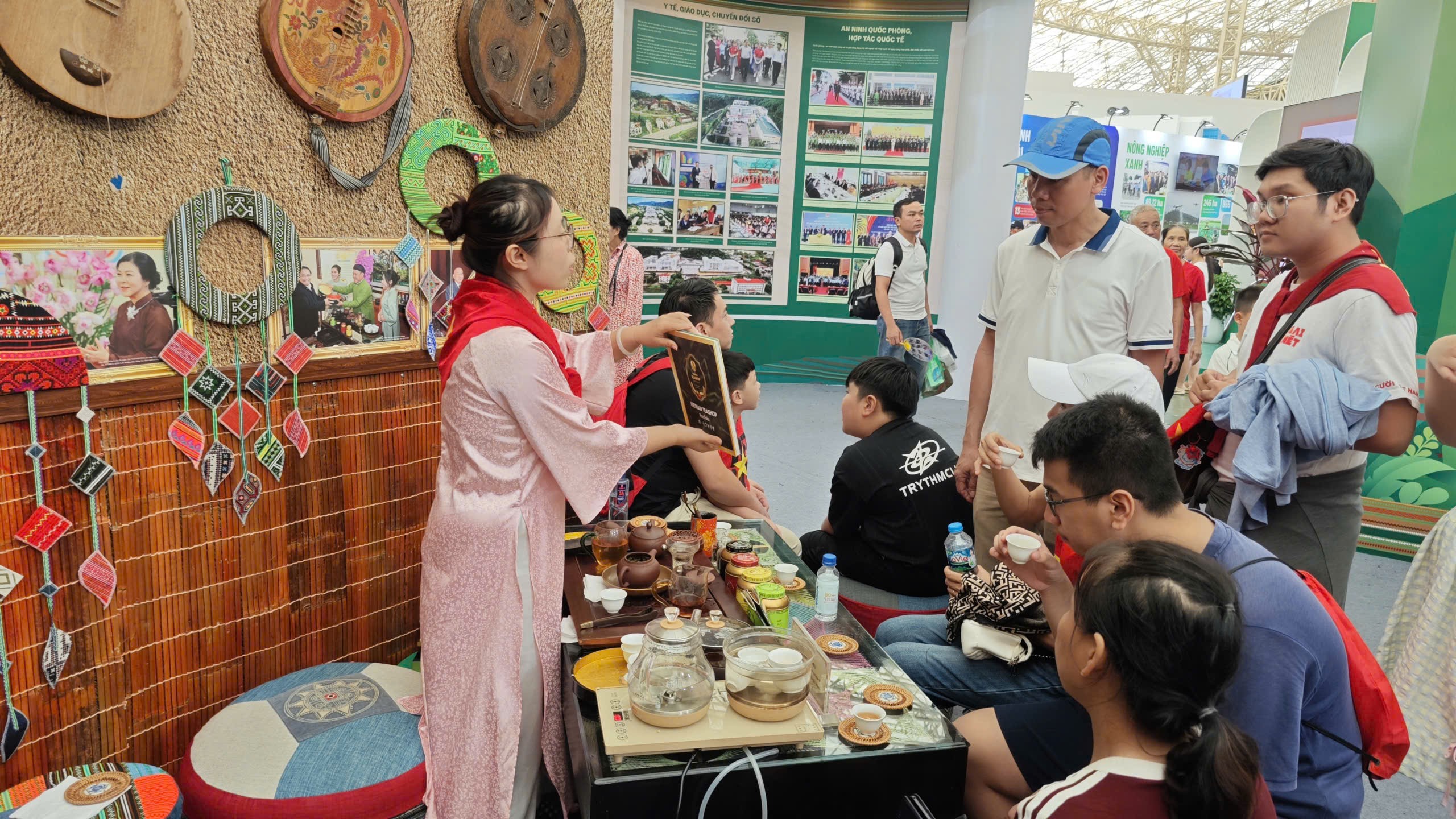 Cùng với thưởng trà, nhiều người còn tìm hiểu, bàn luận về trà với các nghệ nhân. a6.jpg