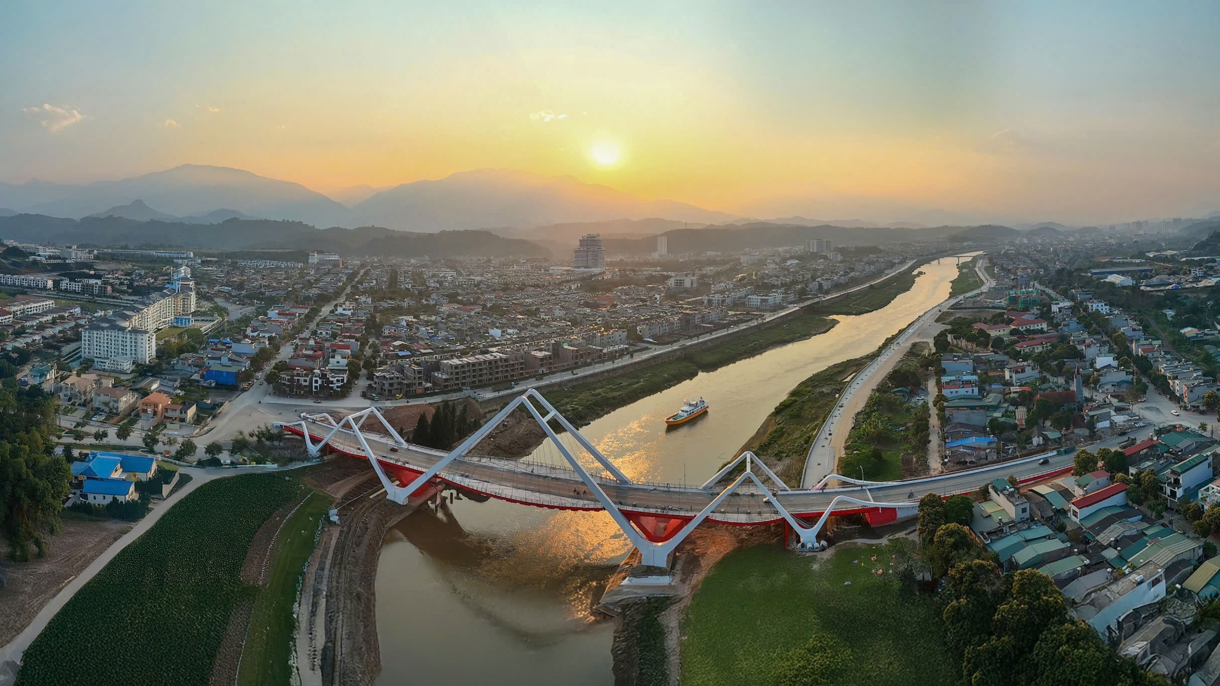 Cầu Phú Thịnh, phường Cam Đường. (Ảnh: Ngọc Bằng). z7175871766005-166aa95da7ddb7d0712aa4a7be7a8042-8562.jpg