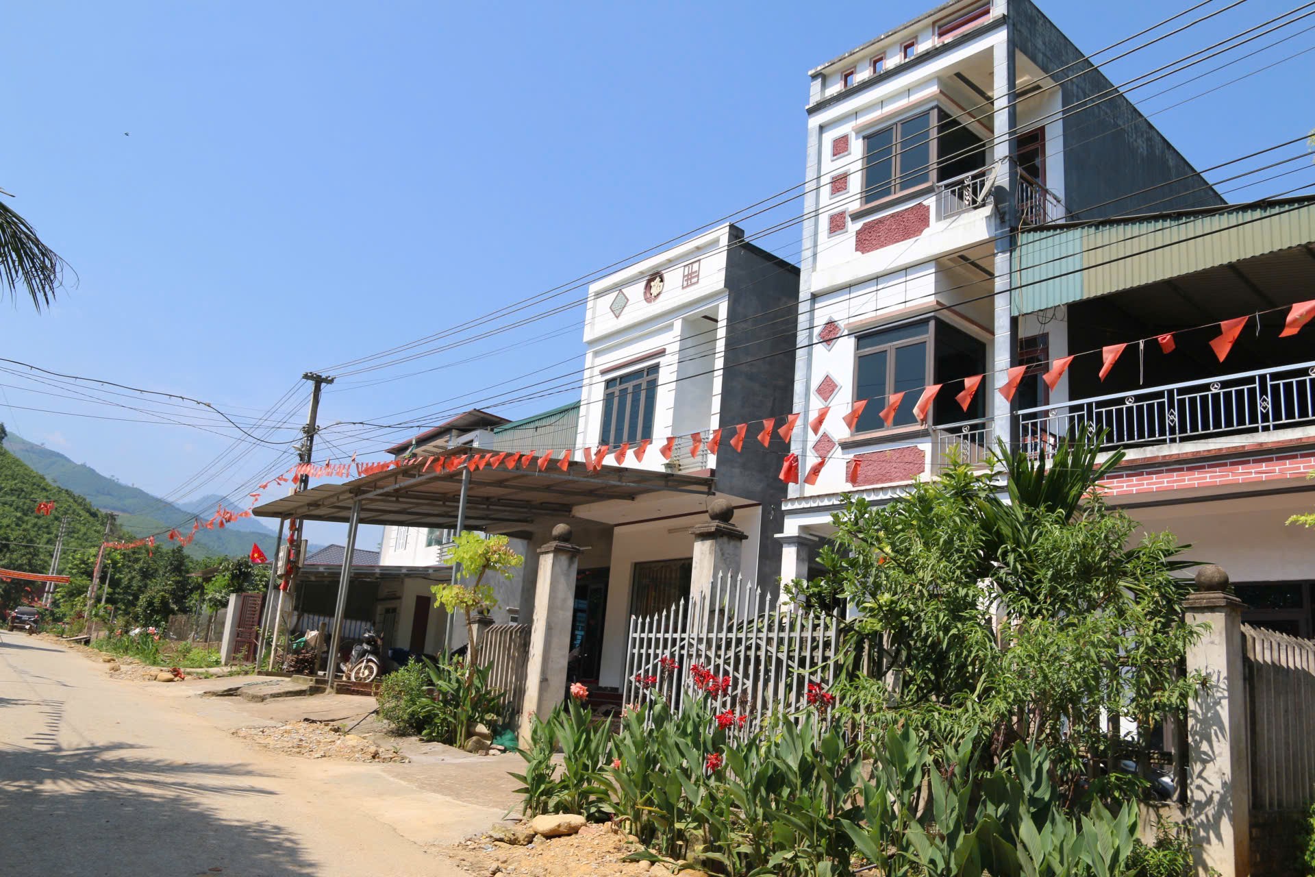 Nhà cao tầng khang trang ngày càng phổ biến ở trong thôn. z7025674460163-0dfab5e526a2351830c2909e315cc7bd.jpg