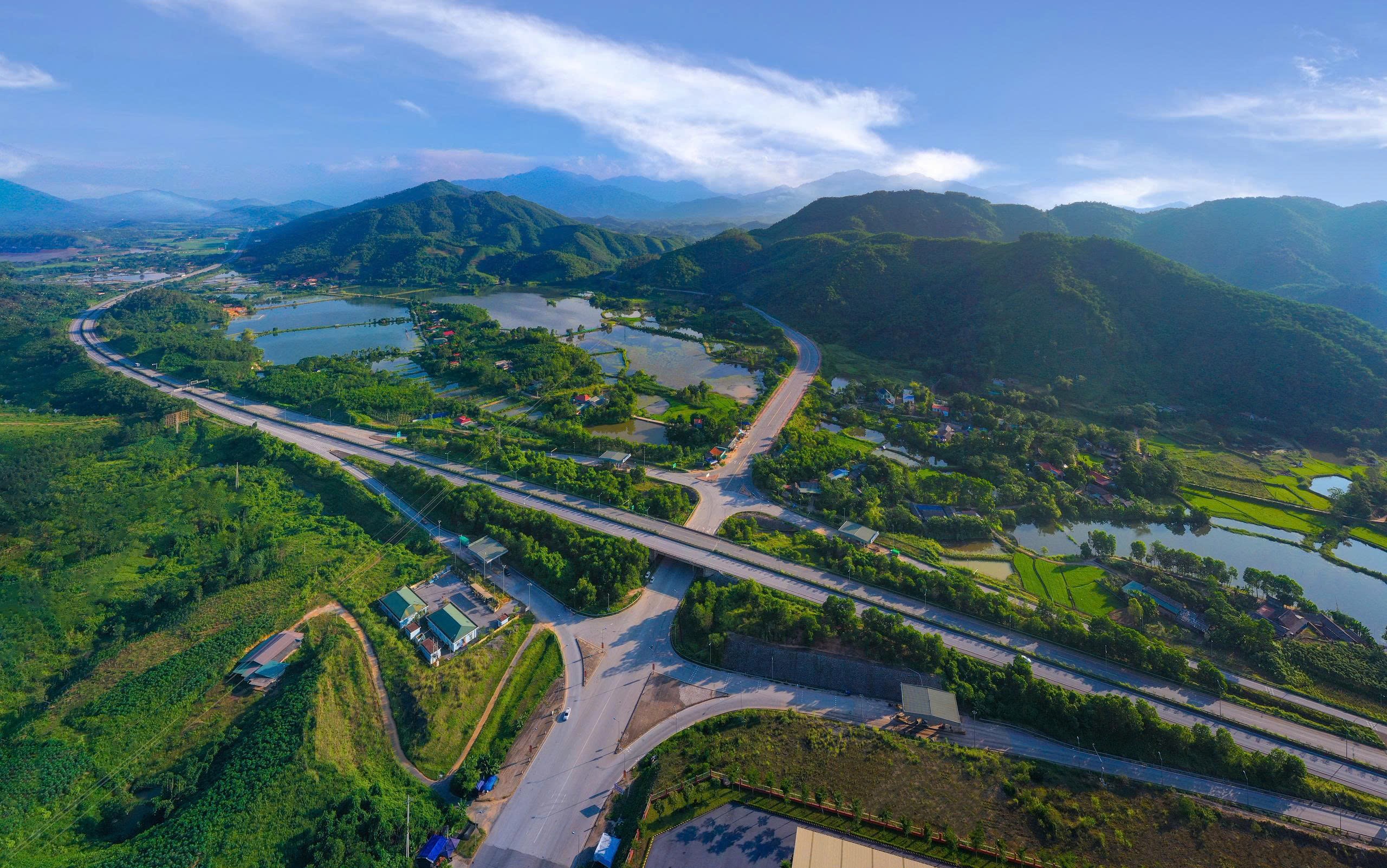 Nút giao IC 12, cao tốc Nội Bài - Lào Cai. (Ảnh: Tuấn Vũ). z7116666454239-e68a5da1392ef168576b2a1f6cd4c1d8.jpg