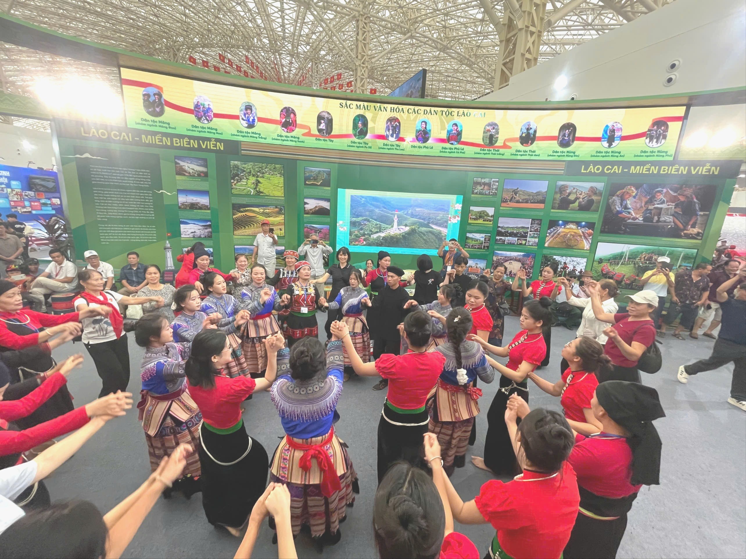 Đông đảo du khách và người dân tham gia vui hội vòng xoè với đồng bào các dân tộc tỉnh Lào Cai. z6957734142847-c6ed66b1e4f054e7f81e878855042bde-684.jpg